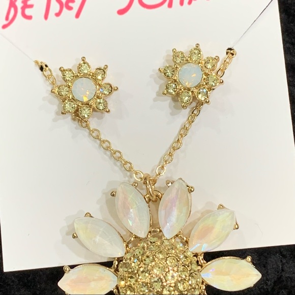 BETSEY JOHNSON SPARKLING DAISY NECKLACE AND EARRINGS SET! - Picture 5 of 11